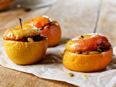 Пълнени печени ябълки с фурми, мед, ром и тиквени семки - снимка на рецептата